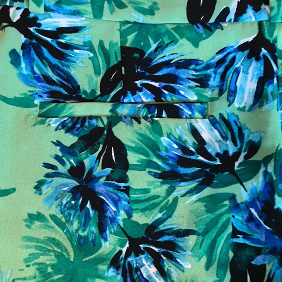 Fabulous Banana green black blue & white floral shorts w/front zip & pockets - Picture 6 of 8